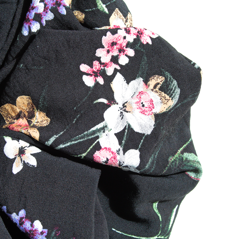 Hårstyling DK - Håndlavet Kæmpe Scrunchie | Sort/Blomster