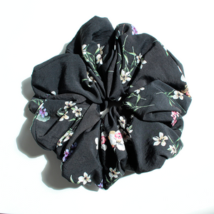 Hårstyling DK - Håndlavet Kæmpe Scrunchie | Sort/Blomster