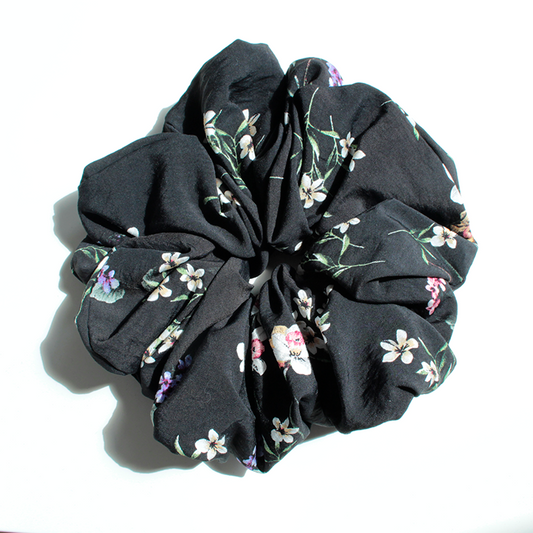 Hårstyling DK - Håndlavet Kæmpe Scrunchie | Sort/Blomster
